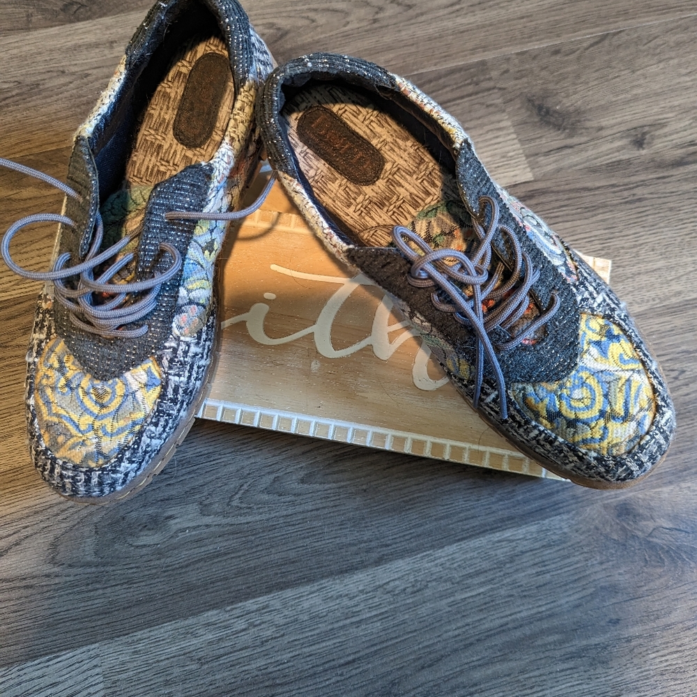 Born Sneakers in Colorful Floral Tweed - Picture 2 of 4
